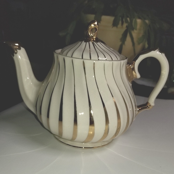 Small Vintage Sadler Teapot - Picture 2 of 5